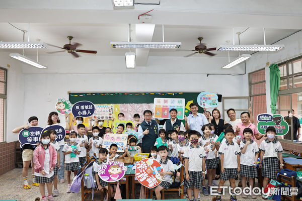▲台南市長黃偉哲開學首日視察永康國小，迎接小朋友返校上課。（記者林東良翻攝，下同）
