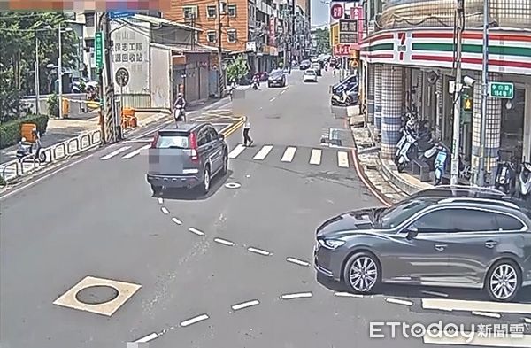 ▲三峽16歲少女過馬路時，遭闖紅燈的休旅車直接撞上，腦出血昏迷中。（圖／記者陸運陞翻攝）