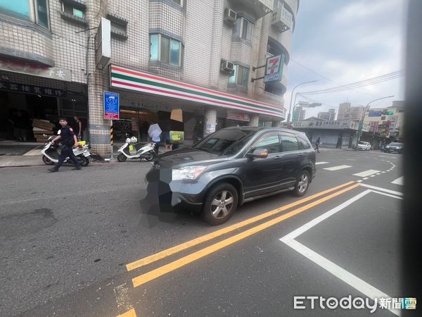▲三峽16歲少女過馬路時，遭闖紅燈的休旅車直接撞上，腦出血昏迷中。（圖／記者陸運陞翻攝）