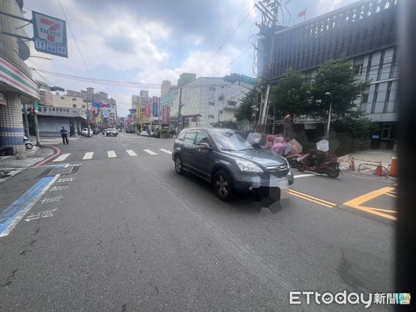 ▲三峽16歲少女過馬路時，遭闖紅燈的休旅車直接撞上，腦出血昏迷中。（圖／記者陸運陞翻攝）