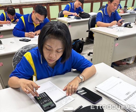 ▲前舉重國手小嬋（右）靠職前訓練跨界工程測量，半年考取三張證照翻轉職涯。（記者林東良翻攝，下同）