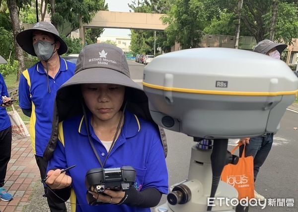 ▲前舉重國手小嬋（右）靠職前訓練跨界工程測量，半年考取三張證照翻轉職涯。（記者林東良翻攝，下同）