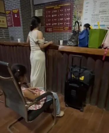 ▲▼陸女童「摸小老虎」遭咬傷　母怒報警。（圖／翻攝極目新聞）