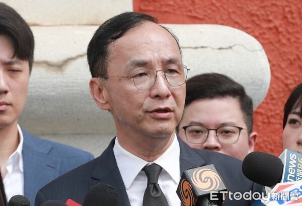 ▲▼朱立倫紀念抗戰勝利暨臺灣光復八十週年赴國民革命忠烈祠致敬。（圖／記者周宸亘攝）