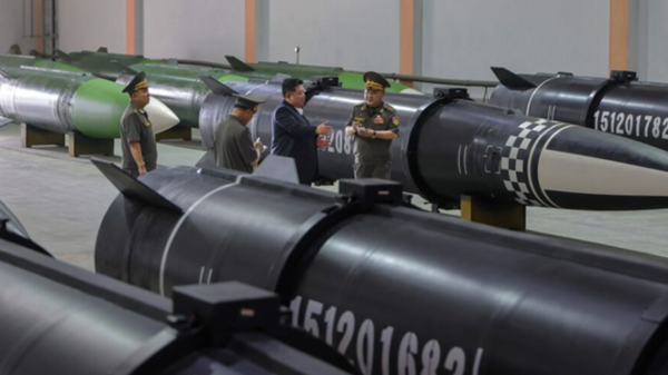 ▲▼北韓領導人金正恩，前往視察新建立的飛彈自動化生產線。（圖／翻攝朝中社）