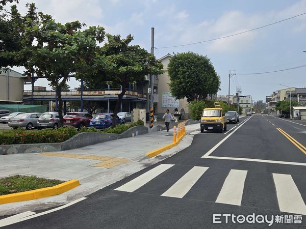 ▲台南市開學首日校園周邊車流順暢，警方與導護志工協助維護秩序。（圖／記者林東良翻攝，下同）