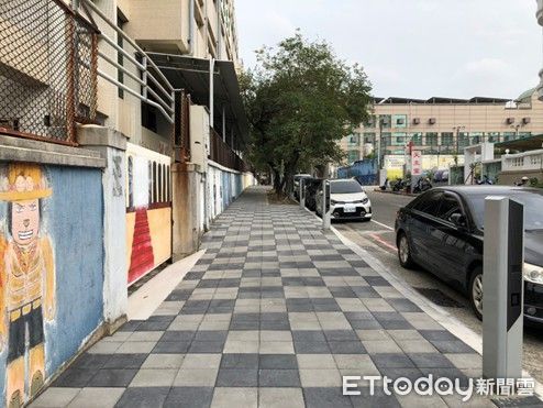 ▲台南市開學首日校園周邊車流順暢，警方與導護志工協助維護秩序。（圖／記者林東良翻攝，下同）