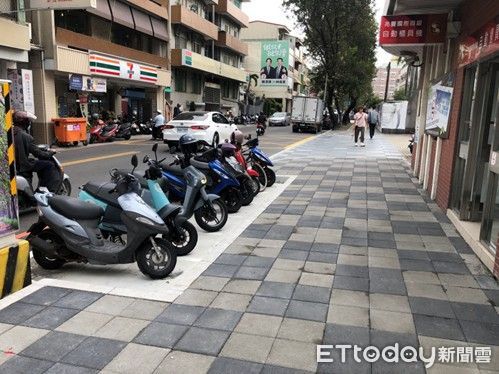 ▲台南市開學首日校園周邊車流順暢，警方與導護志工協助維護秩序。（圖／記者林東良翻攝，下同）