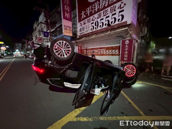 ▲頭份市建國路巷子發生2車碰撞，休旅車挨撞後硬生生側翻，造成母子2人輕傷。（圖／記者楊永盛翻攝）
