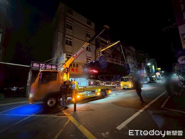 ▲頭份市建國路巷子發生2車碰撞，休旅車挨撞後硬生生側翻，造成母子2人輕傷。（圖／記者楊永盛翻攝）