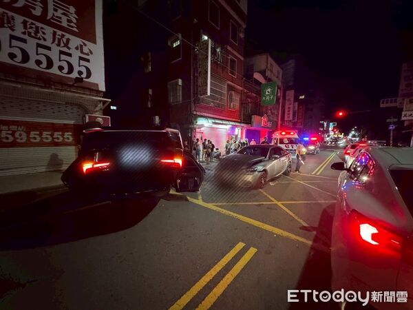▲頭份市建國路巷子發生2車碰撞，休旅車挨撞後硬生生側翻，造成母子2人輕傷。（圖／記者楊永盛翻攝）