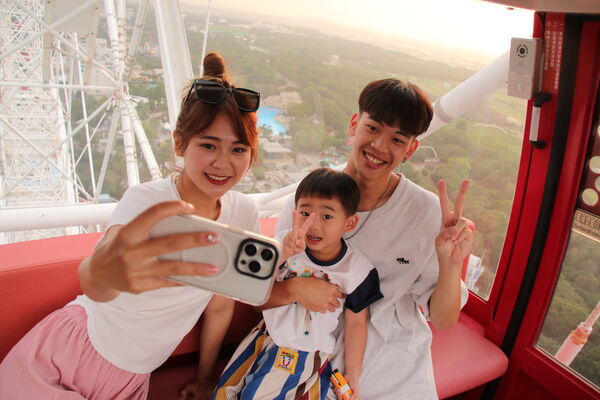 ▲麗寶樂園推出「軍教月」專屬優惠，且「精靈花車遊行」加碼延長至9月29日。（圖／業者提供）