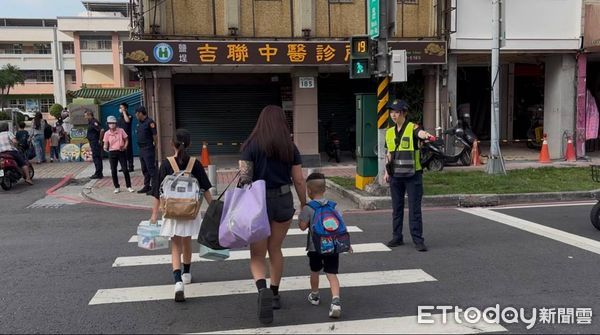 ▲高雄市左營分局長謝承甫還親自到現場             。（圖／警方提供）