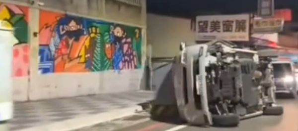 ▲台南健康路與水交社路口凌晨翻覆車輛，市警六分局警方現場實施酒測超標後，將李姓駕駛移送法辦。（圖／翻攝自社會事新聞影音）