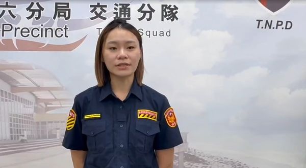 ▲台南健康路與水交社路口凌晨翻覆車輛，市警六分局警方現場實施酒測超標後，將李姓駕駛移送法辦。（圖／翻攝自社會事新聞影音）