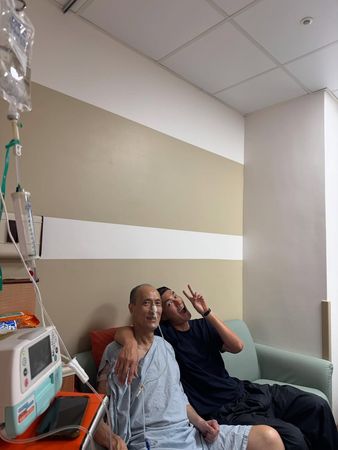 ▲▼楊祐寧43歲生日在病房陪伴爸爸。（圖／翻攝自IG）