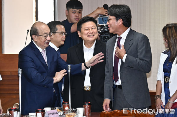▲115年度中央政府總預算案付委審查卡50天創紀錄，在野堅持▼民進黨黨團總召柯建銘(左)、民眾黨主席黃國昌(右)等人皆出席中國國民黨立法院黨團第11屆第4會期黨團幹部就職典禮，國民黨團總召傅崐萁(中)上前致意。（圖／記者李毓康攝）
