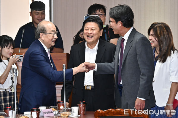 ▲民進黨黨團總召柯建銘(左)、民眾黨主席黃國昌(右)等人皆出席中國國民黨立法院黨團第11屆第4會期黨團幹部就職典禮，國民黨團總召傅崐萁(中)上前致意。（圖／記者李毓康攝）