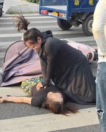 ▲▼「孕婦跪地急救」影片瘋傳！當事人澄清：我沒懷孕。（圖／翻攝微博）