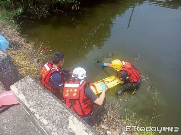 ▲台南南區濱南路魚塭上午出現浮屍，消防人員迅速打撈上岸，後續交由警方處理。（民眾提供）