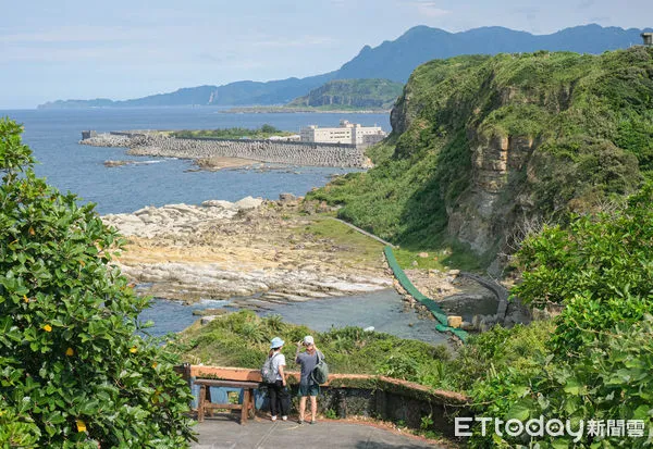 ▲和平島地質公園至高點的「禾口丘咖啡」，前身是軍事雷達站，需經過101階的考驗才能抵達。（圖／記者彭懷玉攝）