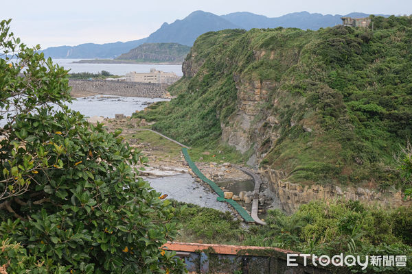 ▲和平島地質公園至高點的「禾口丘咖啡」，前身是軍事雷達站，需經過101階的考驗才能抵達。（圖／記者彭懷玉攝）