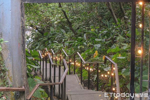 ▲和平島地質公園至高點的「禾口丘咖啡」，前身是軍事雷達站，需經過101階的考驗才能抵達。（圖／記者彭懷玉攝）