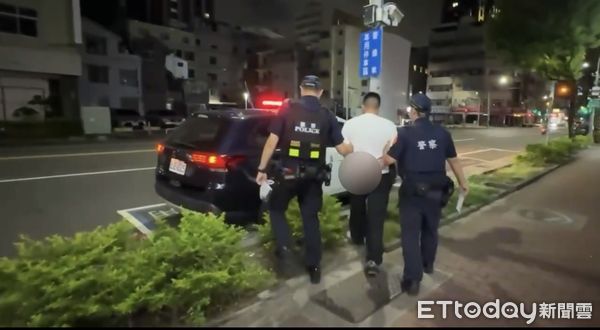 ▲▼高雄駁二驚見偷拍狼！男子提袋挖洞藏攝影機　多名女子遭拍裙底。（圖／記者賴文萱翻攝）