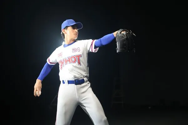 ▲東湧熱水器攜手台灣隊長陳傑憲　台北101發表年度廣告。（圖／東湧提供）