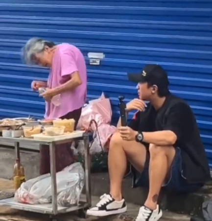▲鄧超探望擺攤老奶奶5年如一。（圖／翻攝自微博）