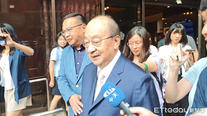 國民黨團交接柯建銘送花籃!帶王義川遞橄欖枝 被問總召任期這樣說
