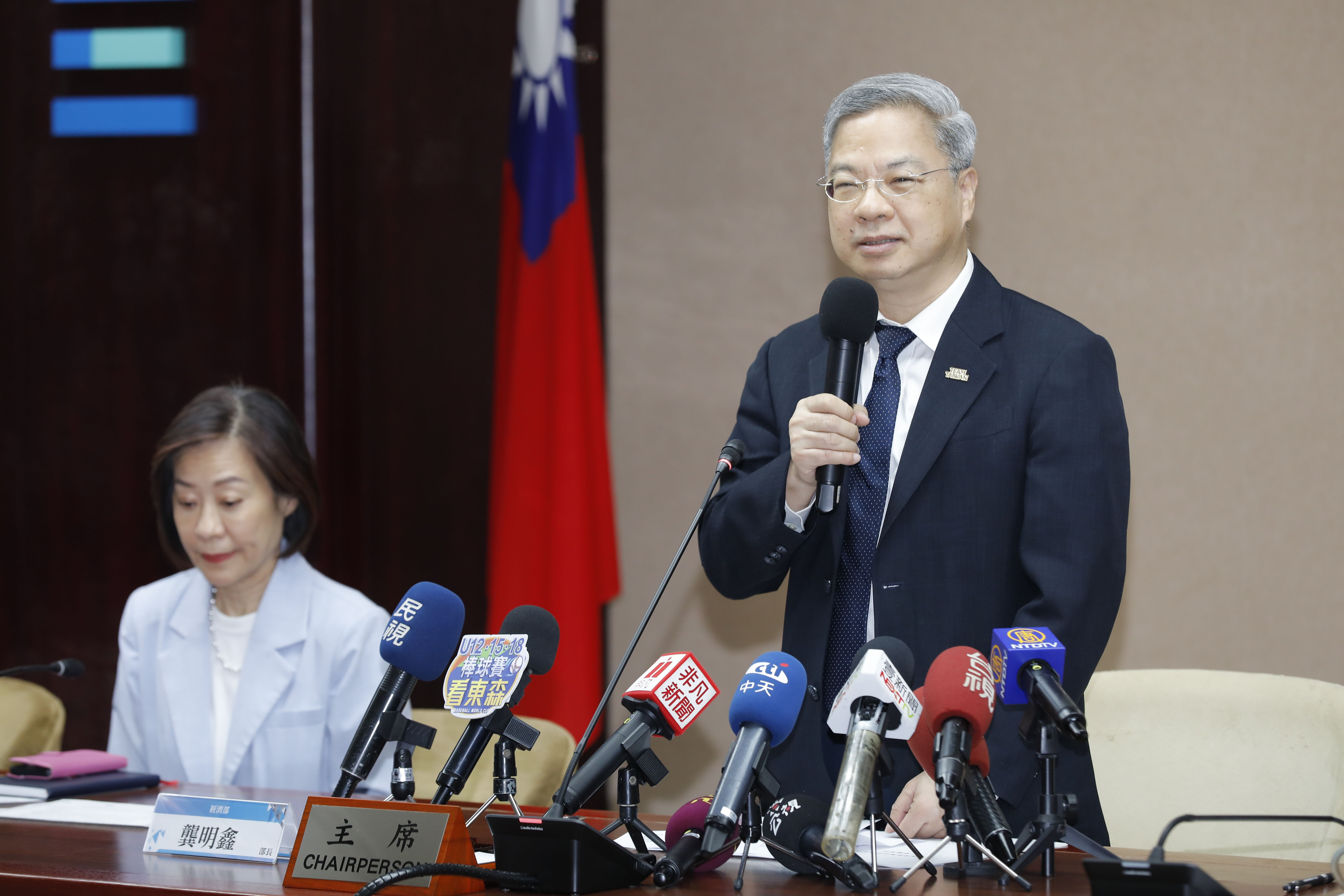 ▲▼甫上任的經濟部長龔明鑫馬不停蹄地與產業見交流，在交接過後便與產業公協會進行交流會議。（圖／記者湯興漢攝）