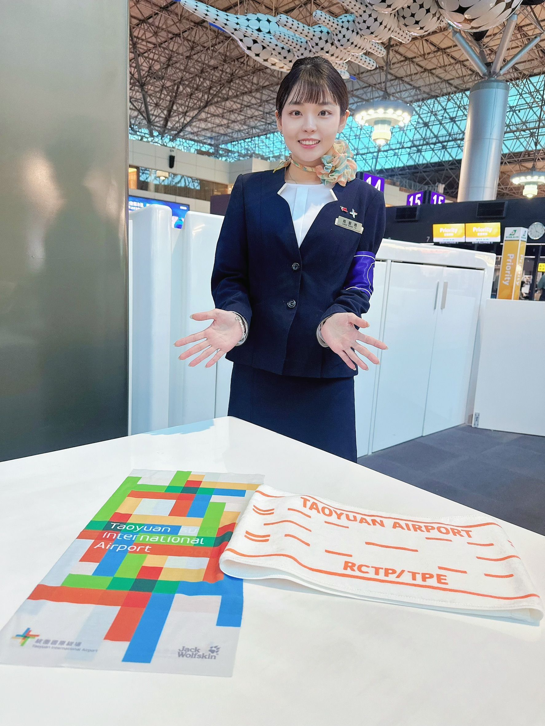 ▲▼軍人節當日桃園機場保全、出境服務台人員及志工也將佩戴國旗徽章。（圖／桃園機場公司提供）