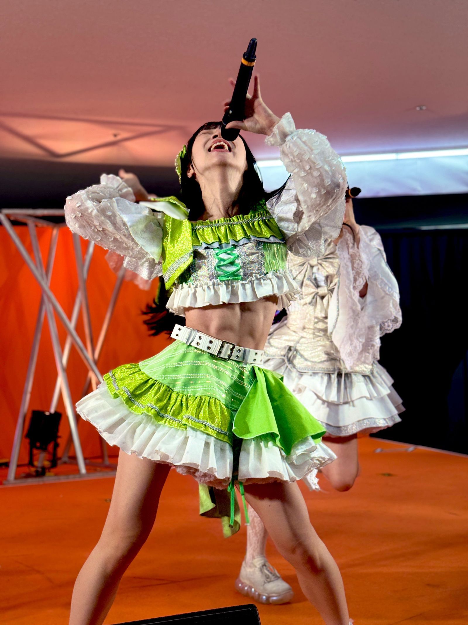 來自台灣的日本女團偶像白宮瑠夏，今日曬出自己唱跳時的腹肌引起討論。（翻攝自X@teardrop__runa）