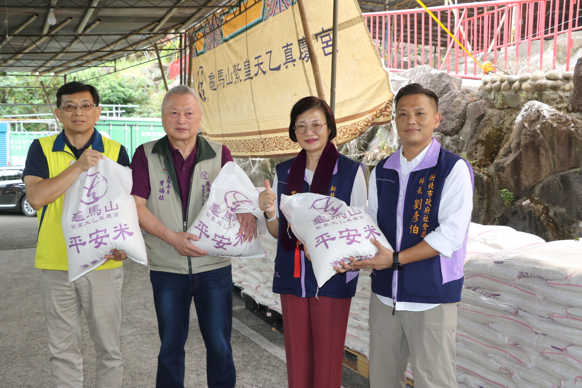 ▲八里紫皇天乙真慶宮捐8000斤白米。（圖／新北市社會局提供）