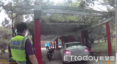 屏東潮州中山公園奇景　轎車開進去擺香爐普度！警蒐證送裁罰