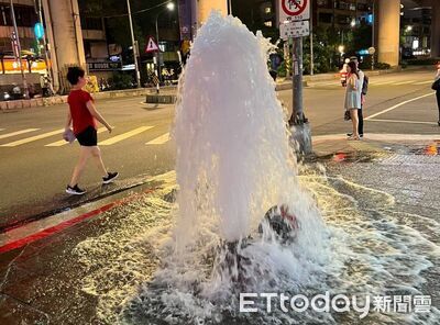北市大安路驚現「水樂園」!吊車撞斷消防栓 水柱狂噴半小時