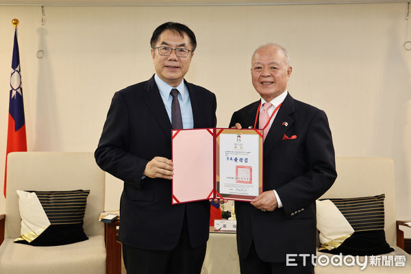 ▲日本台灣後援會陳天隆會長今將募得的330萬日圓善款捐贈台南市政府，由洪英傑處長代表接受。（記者林東良翻攝，下同）