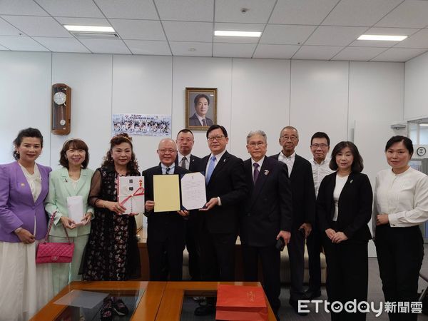 ▲日本台灣後援會陳天隆會長今將募得的330萬日圓善款捐贈台南市政府，由洪英傑處長代表接受。（記者林東良翻攝，下同）