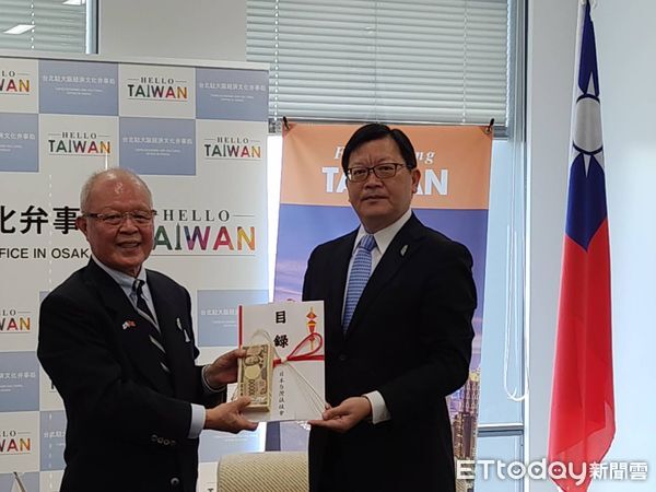 ▲日本台灣後援會陳天隆會長今將募得的330萬日圓善款捐贈台南市政府，由洪英傑處長代表接受。（記者林東良翻攝，下同）