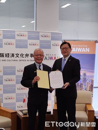 ▲日本台灣後援會陳天隆會長今將募得的330萬日圓善款捐贈台南市政府，由洪英傑處長代表接受。（記者林東良翻攝，下同）