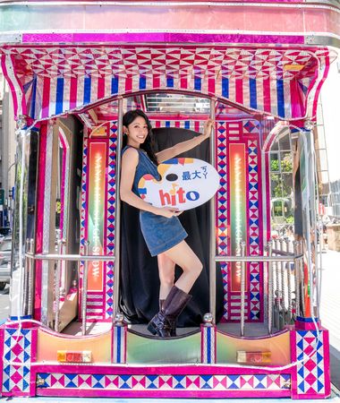 ▲▼李千娜把電子花車移駕到電台門口造勢。（圖／Hit Fm聯播網提供）