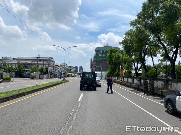 ▲屏東市忠孝路1日上午交通事故。（圖／記者陳崑福翻攝）