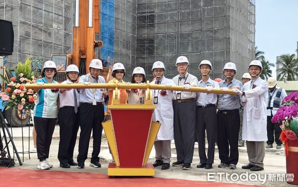 ▲屏東基督教醫院智能醫療大樓舉行上樑感恩禮拜    。（圖／屏基提供）
