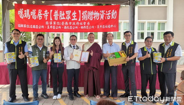 ▲台南左鎮噶瑪噶居寺普渡法會後將物資化為福袋，回饋左鎮、玉井、南化、楠西四區弱勢家庭。（記者林東良翻攝，下同）