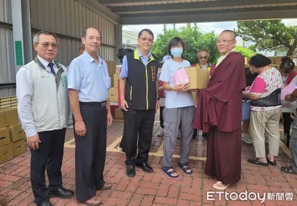 ▲台南左鎮噶瑪噶居寺普渡法會後將物資化為福袋，回饋左鎮、玉井、南化、楠西四區弱勢家庭。（記者林東良翻攝，下同）