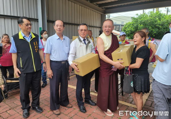 ▲台南左鎮噶瑪噶居寺普渡法會後將物資化為福袋，回饋左鎮、玉井、南化、楠西四區弱勢家庭。（記者林東良翻攝，下同）
