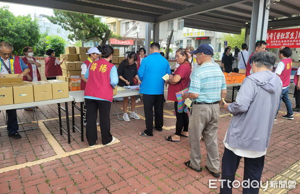 ▲台南左鎮噶瑪噶居寺普渡法會後將物資化為福袋，回饋左鎮、玉井、南化、楠西四區弱勢家庭。（記者林東良翻攝，下同）