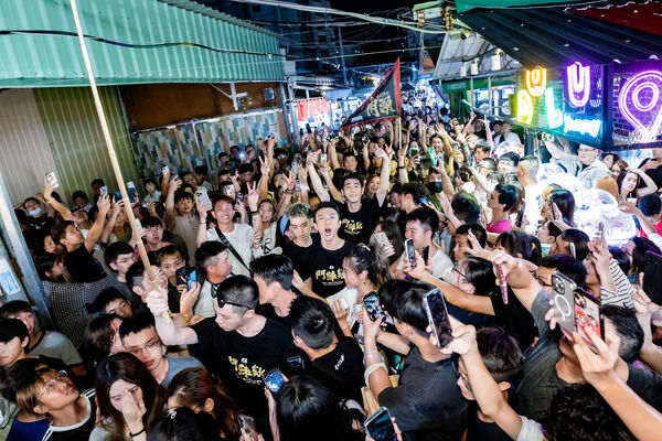 ▲《角頭－鬥陣欸》11天票房衝破1.4億，演員群全台夜市走透透宣傳。（圖／曼尼娛樂提供）