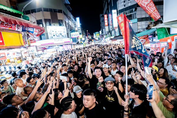 ▲《角頭－鬥陣欸》11天票房衝破1.4億，演員群全台夜市走透透宣傳。（圖／曼尼娛樂提供）